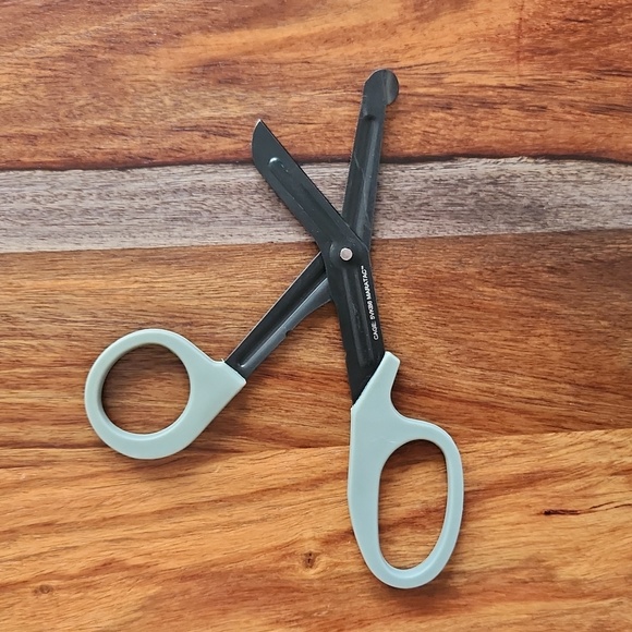 New in packaging 3 Pair Of Utility Scissors 7 1/2 inches stainless steel, Sharp - Picture 3 of 5